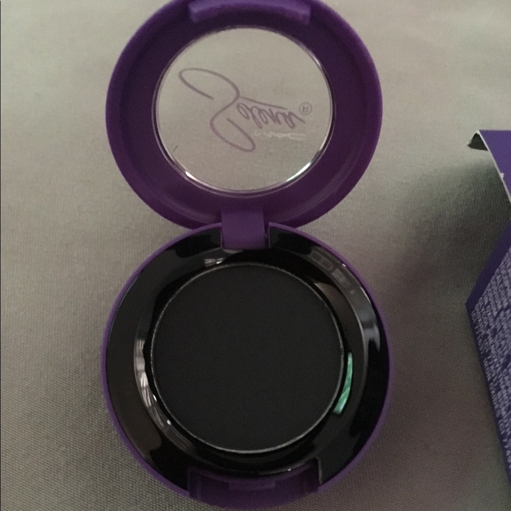 mac selena set of eyeshadows - Picture 6 of 8